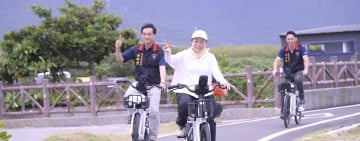親騎自行車視察三大觀光工程 徐榛蔚肯定團隊努力進度超前