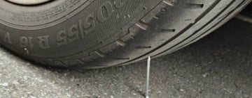 竟然在人家車輪下放鋼釘