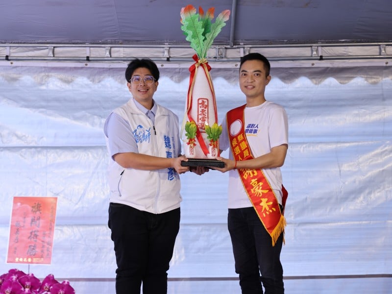 父母親手披上彩帶！謝豪杰競選總部成立　感性喊話：沒有強大背景，只有不願放棄的決心
