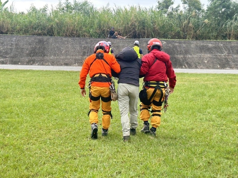 空勤黑鷹一趟飛兩地馳援 一仍失聯一救回