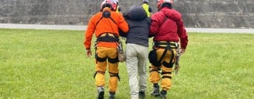 空勤黑鷹一趟飛兩地馳援 一仍失聯一救回