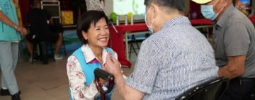 重陽前夕跑遍壽豐、吉安老人會 游淑貞擁抱長輩 端出銀髮福利升級政見