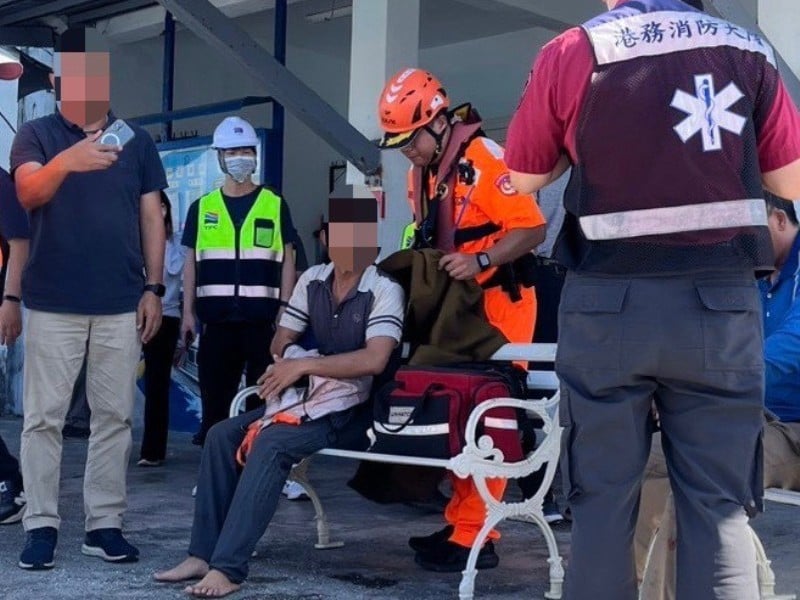 四男花蓮港紅燈塔施工不慎落海 海巡火速救上岸