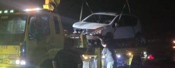 巨浪突襲台9線車輛撞護欄