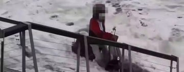 薔琵暴浪湧入台東海濱公園 騎士涉水連人帶車險遭吞噬 幸獲海巡英勇救援