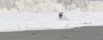差點被巨浪捲走 ！ 疑2年輕男子颱風天逗留海邊