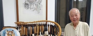 金石翰墨寫春秋 《謙手花蓮》邱展謙專訪文化職人彭明德：從政壇回歸藝文、八旬攻讀東華碩士，名師薪傳刻畫後山風骨