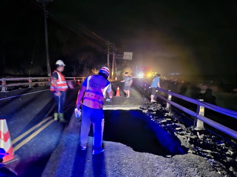 凌晨驚險！台11線「路基掏空深達3公尺」2車爆胎、1車撞護欄