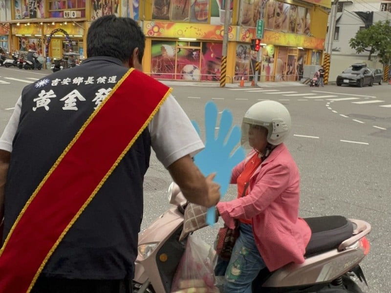 「你是黃金發喔？」婦人停車送蘋果　路口拜票添暖意