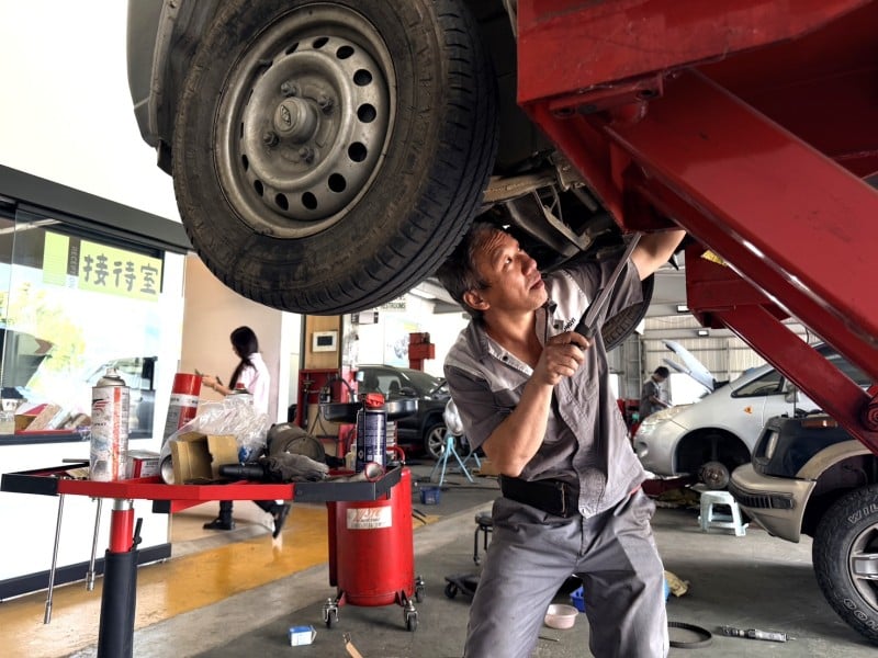 圖：升降型工具盤推車方便技師依維修需求調整工具高度，減少彎腰取用工具的負擔。