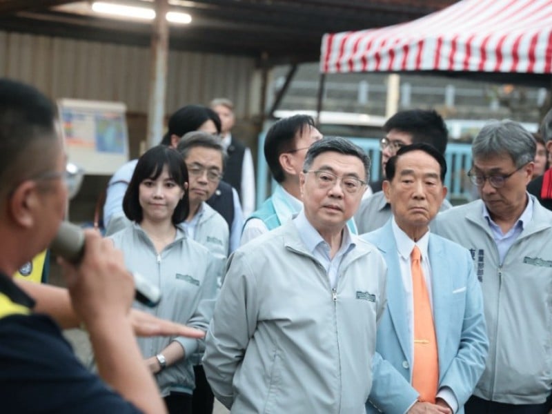 卓榮泰與宋楚瑜視察花蓮漁港儲冰廠及冷凍庫新建工程規劃進度