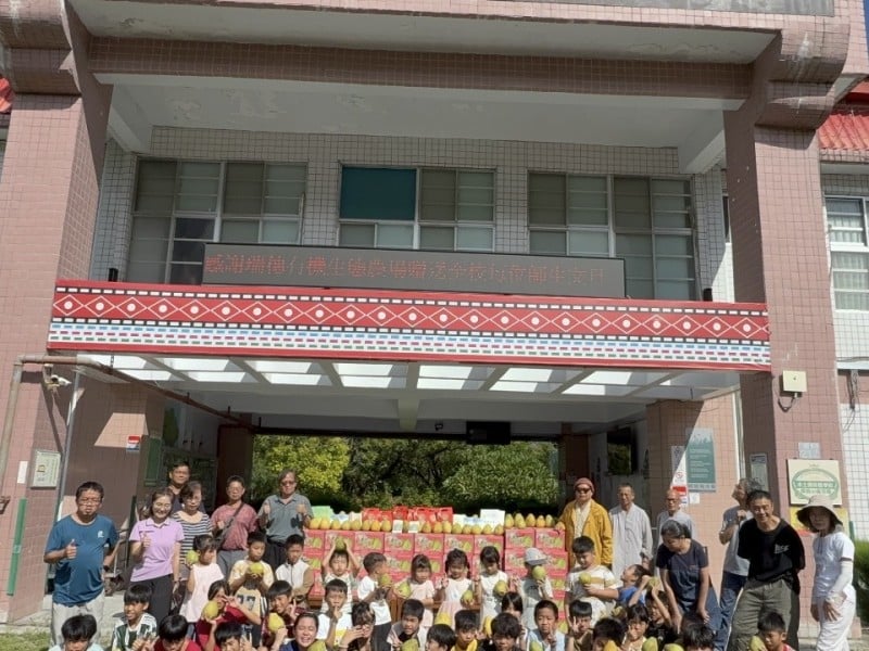 瑞穗有機生態農場致贈多所小學文旦柚 勉勵學子盡孝、友愛、好學