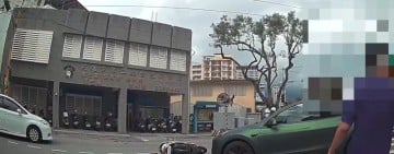 自小客與機車在花蓮分局前相撞騎士輕傷
