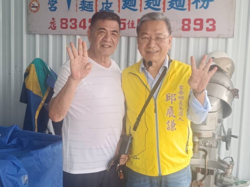 【職人精神 堅持到底 謙手花蓮】 一團麵粉揉出四十五載人情　邱展謙老師走訪重慶市場「洪家製麵」探尋傳統與創新的匠心軌跡