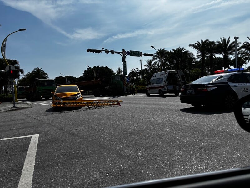 南濱車禍01_d6d9755d41c0084a.jpeg