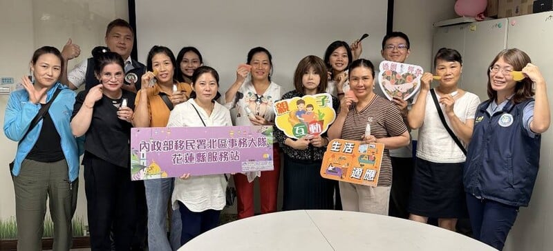 圖一新住民學員完成課程後開心合影大家手持課程作品及宣導手牌分享學習成果_0_4383a472ac01defd.jpg