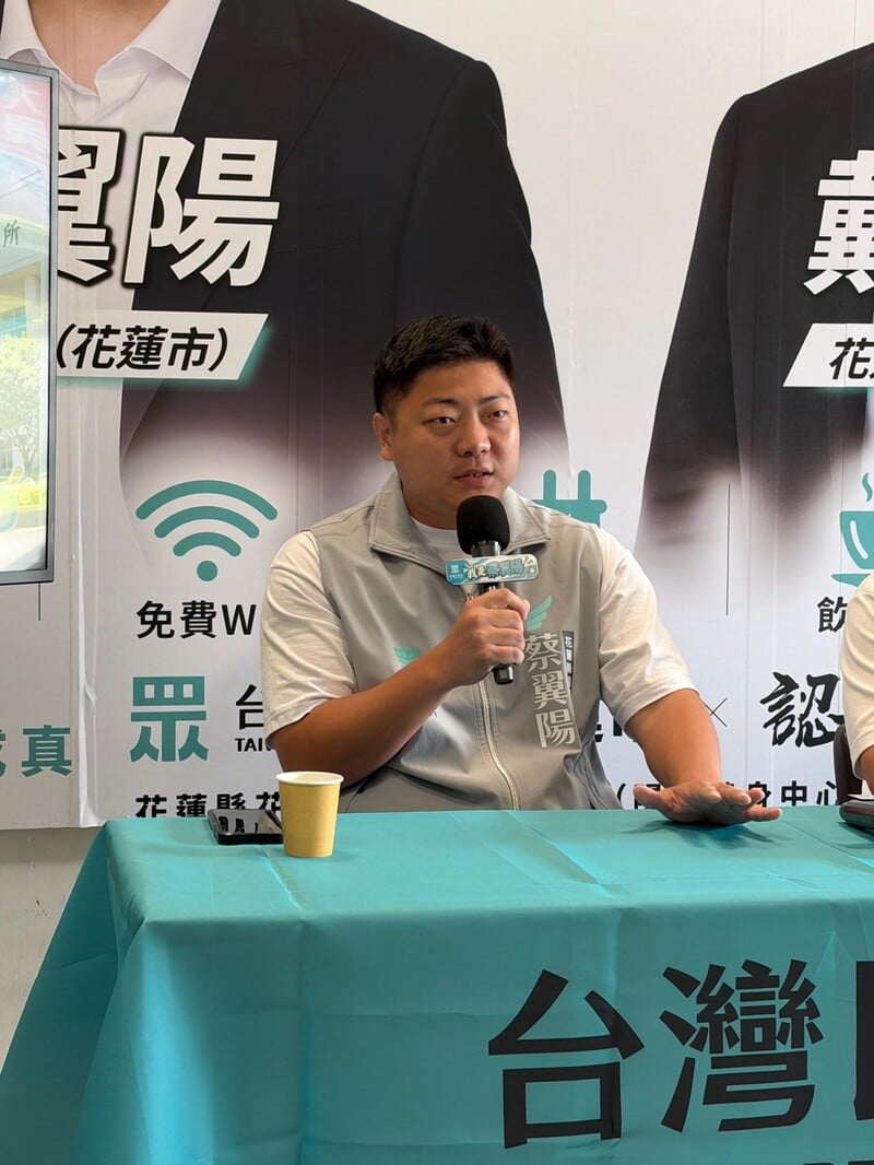 LINE_ALBUM_生育育兒友善政策記者會_261013_2_0_adf195df4b815248.jpg