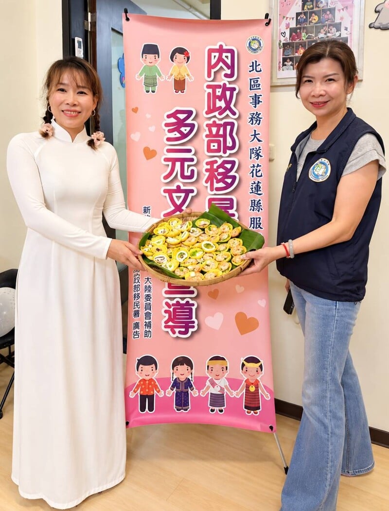 圖二_花蓮縣服務站與學員共同展示越南特色美食迷你煎餅Bánh_khọt透過美食交流_f8b2584f44706f1a.jpg