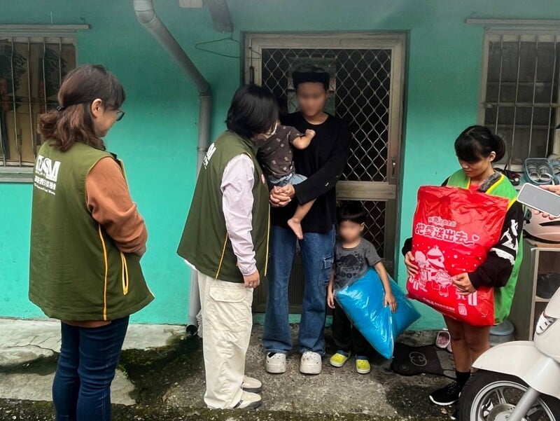 圖三社工與雅惠和安安社區助人志工一起將禮物送到花蓮認養童家庭中_0_88726.jpg