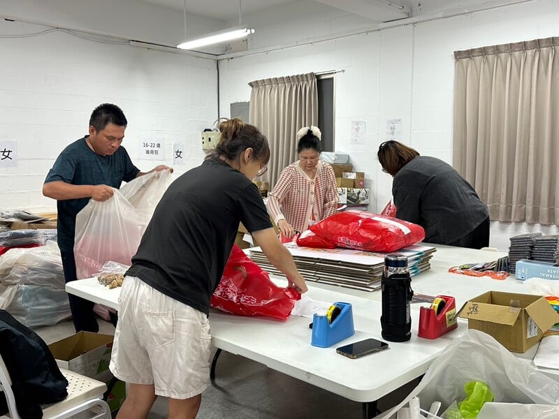 圖二_認養童父母加入以工帶振團隊協助禮物打包賺取收入穩定家庭經濟_0_abf69.jpg