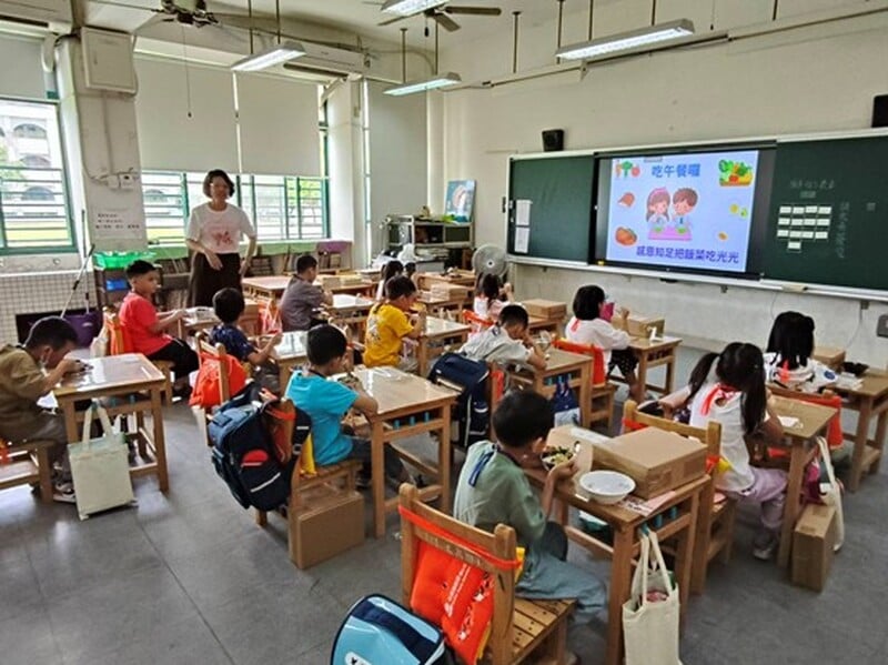 1140901開學學校午餐訪視照片2_16cdb.jpg