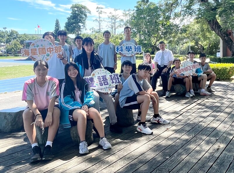 1141112-海星高中提供-校長與獲獎同學合影1_0_97fe5.jpg