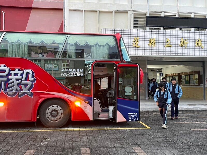 交通車接駁-新城國中_0_6608a.jpg