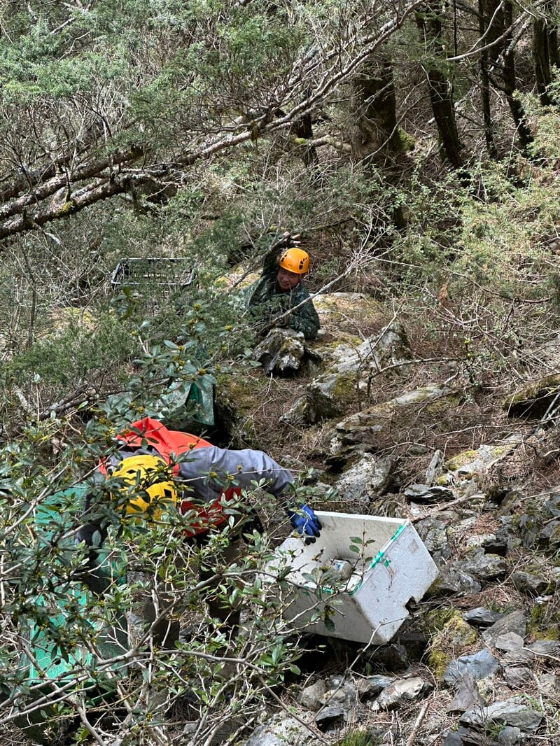 03-垂降清運陡坡垃圾_0_3ed2f.jpg