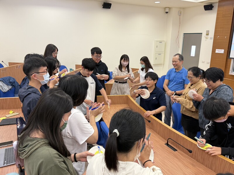 03-林彥伶博士以趣味活動示範性平課程教學_0_bd994.jpg