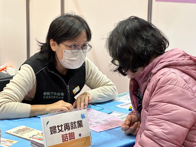 0308聯合徵才現場說明婦女再就業計畫-2_b73e0.JPEG