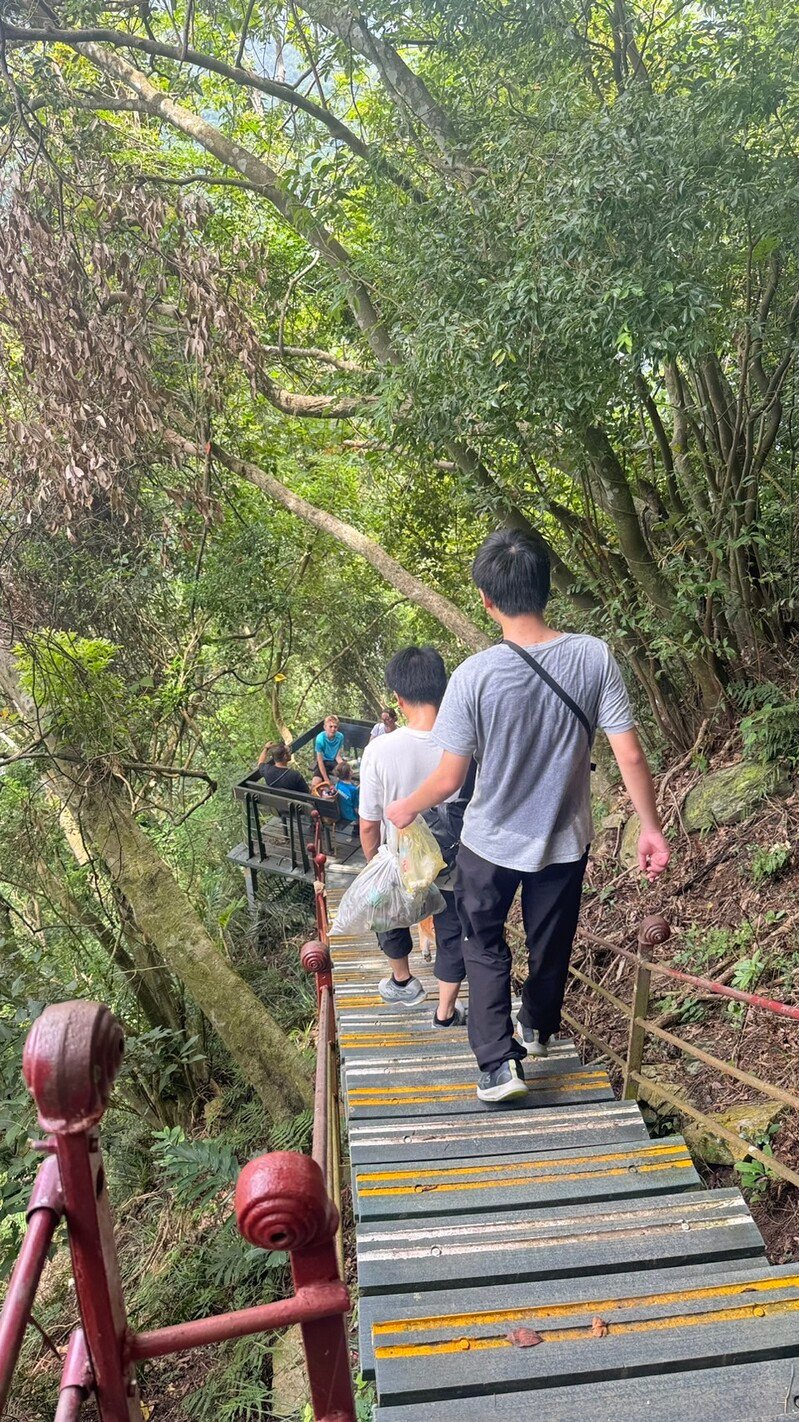 03善心民眾協助將垃圾帶下山_0_4efd3.jpg