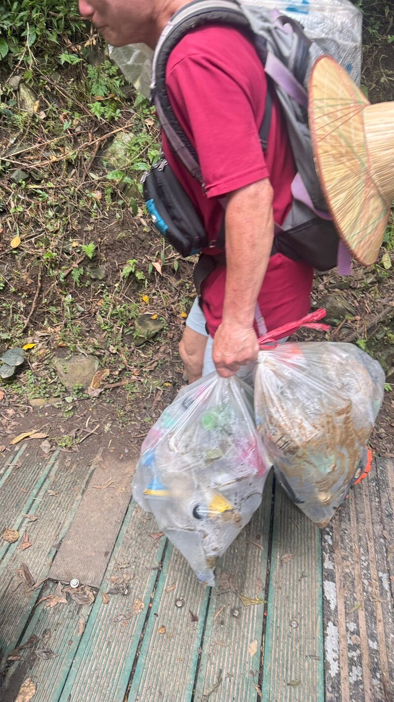 03善心民眾將垃圾帶下山_0_9e178.jpg
