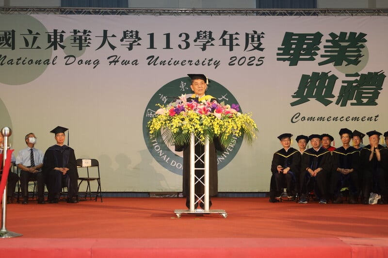 1.東華大學徐輝明校長致詞祝福畢業同學鵬程萬里_0_0_1959c.jpg