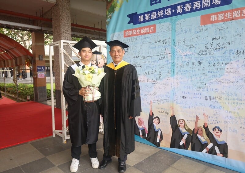 10.徐輝明校長與教育與潛能開發學系黃冠魁同學合照黃同學考取空軍飛行常備軍官班_0_6e425.jpg
