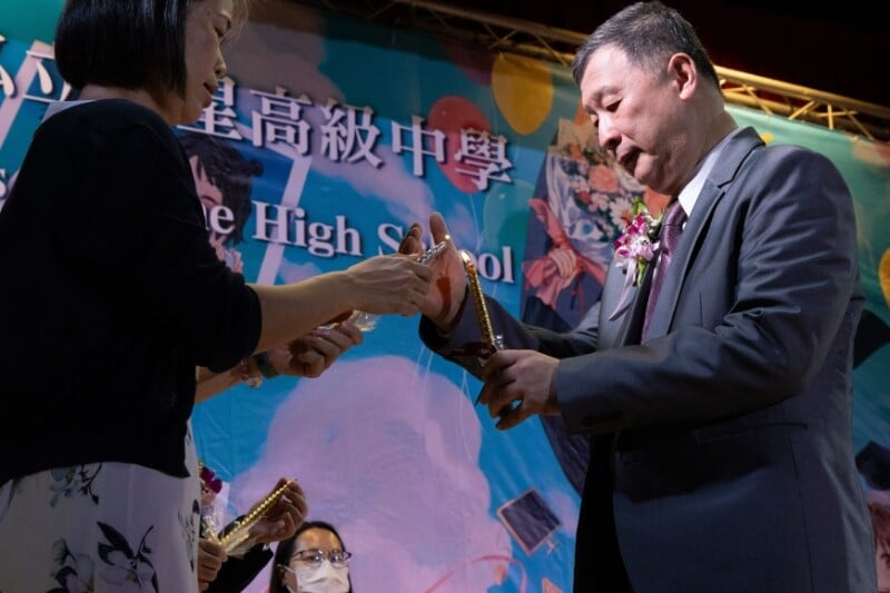 1140603-海星高中提供-燭火象徵著希望和光明在校長老師的守護下海星的孩子一_0_0676c.jpg