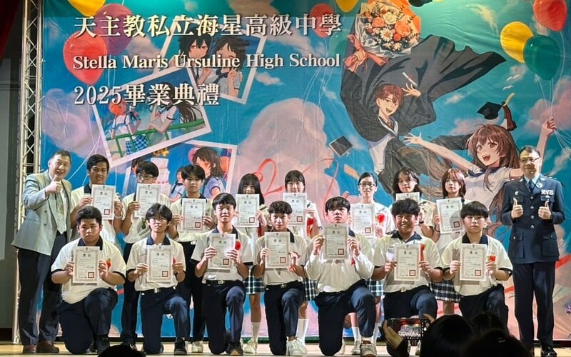 1140609-海星高中提供-服務熱心獎獲獎學生與花女主任教官及校長合影_0_123cc.jpg