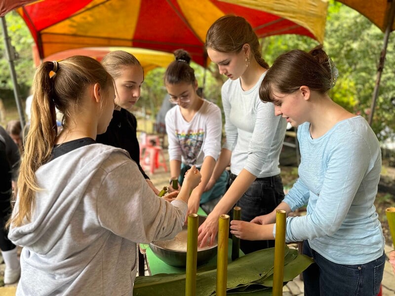 1141030-海星高中提供-學生親手體驗竹筒飯製作過程透過料理體驗深入了解原住民飲食文_0_6ea0d.jpg