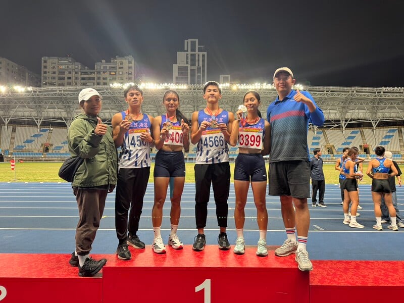 1141116-海星高中提供-高中混合4x400公尺接力頒獎_0_7e8dc.jpg