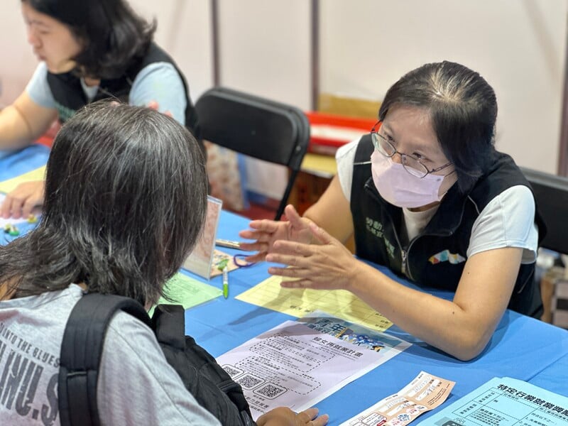 114年9月花蓮就業中心辦理聯合徵才活動情形-就業中心就服員說明婦女再就業獎勵諮詢_030d6.JPEG