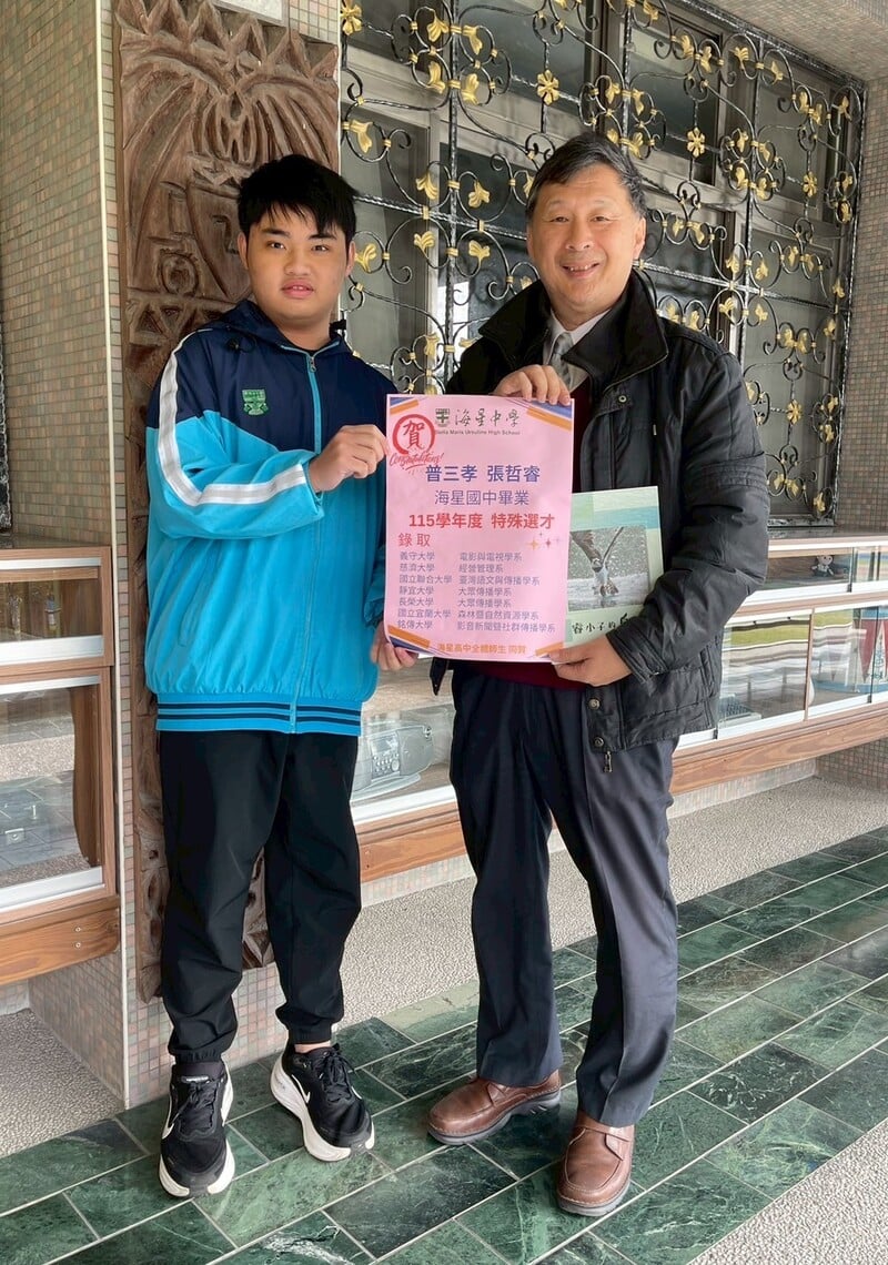 1150104-海星高中提供-陳海鵬校長與張哲睿同學合影_0_bb9cf.jpg