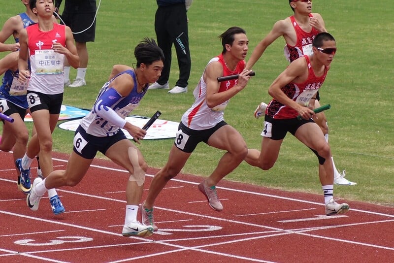 1150429-海星高中提供-高男4400公尺接力第一棒吳胤賢傳給第二棒蘇祥奕_0_e6021.jpg