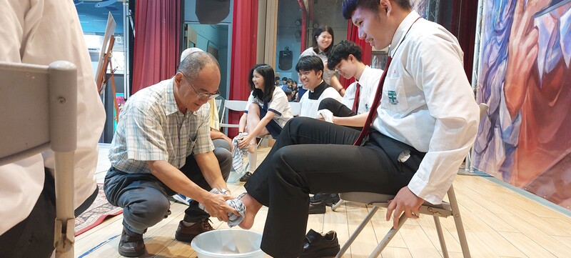 1150601-海星高中提供-畢業班導師為代表同學洗腳2_0_44742.jpg