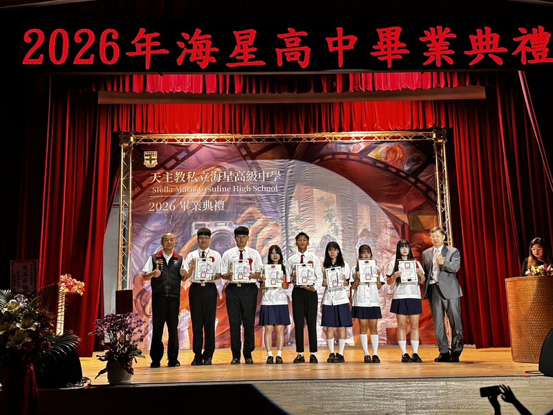 1150602-海星高中提供-榮獲縣長獎之學生與校長貴賓合影_0_f3fe7.jpg