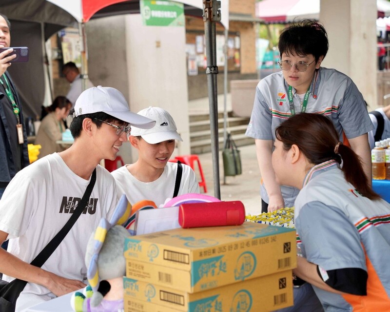 2025校園徵才博覽會學生與企業進行媒合面試_0_2f207.jpg