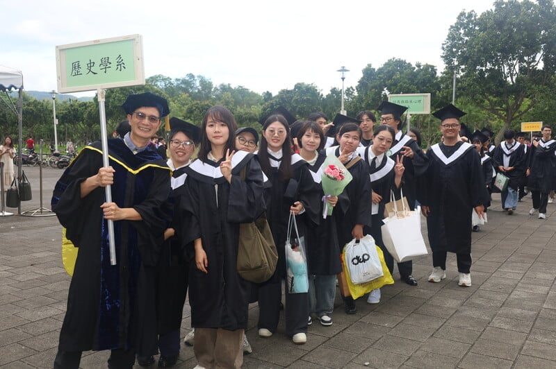 5.任教於歷史系之教務長陳鴻圖教授帶領歷史系同學進入畢業典禮會場_0_78a4e.jpg