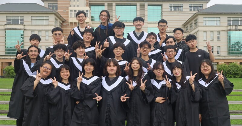 5.化學系同學開心的畢業合照_0_0_957dd.jpg