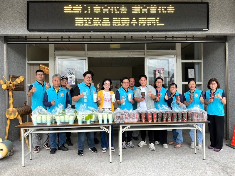 LINE_ALBUM_1131116感謝清潔隊辛勞_市民代表送暖致意_241116_1_f6137.jpg