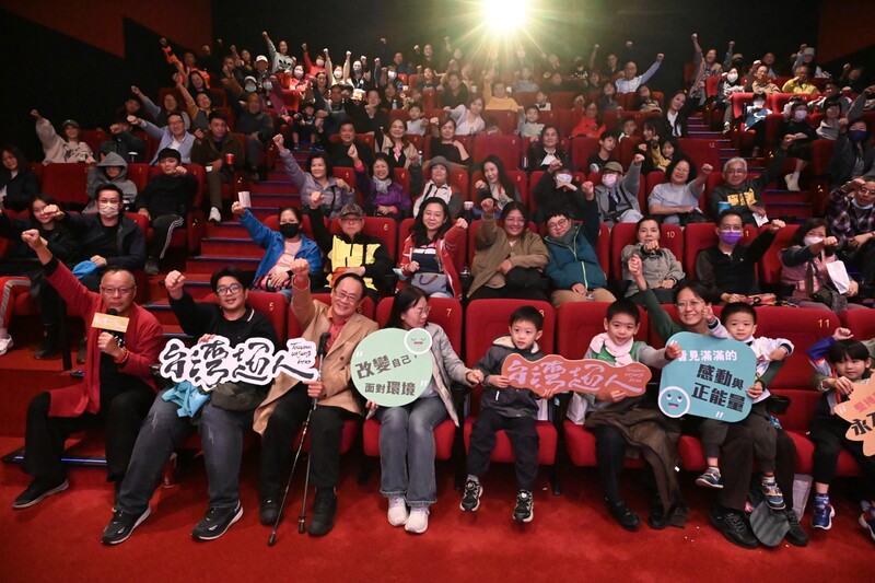 LINE_ALBUM_1131129台灣超人傳達正能量_魏嘉彥邀民眾走進戲院感受生命力_241129_3_69a82.jpg