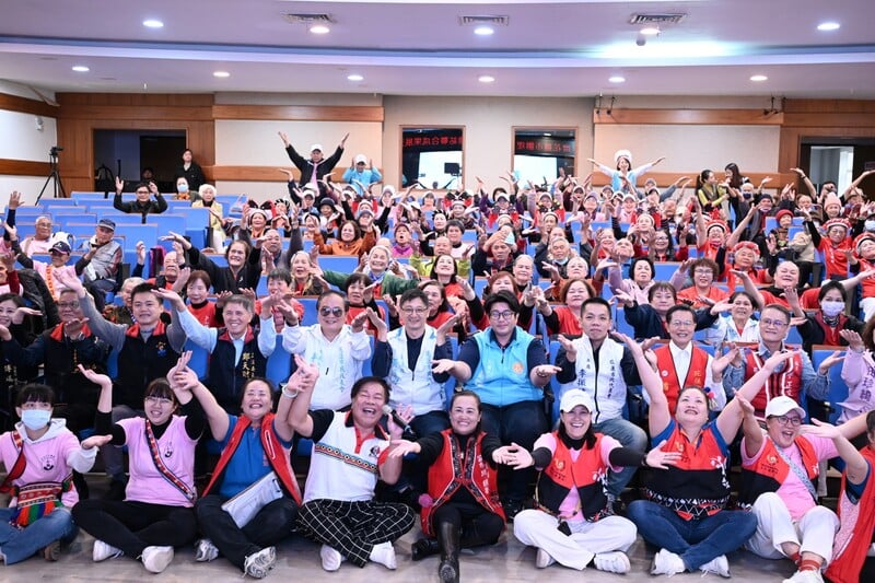 LINE_ALBUM_1131204_花蓮市文健站成果展_魏嘉彥與百位長者同歡_241205_11_c07bd.jpg