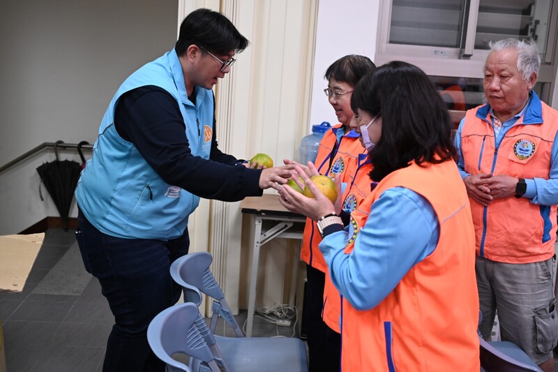 LINE_ALBUM_1131216民運巡守隊獲佳績_魏嘉彥親赴貼紅榜感謝付出_241216_1_00c00.jpg